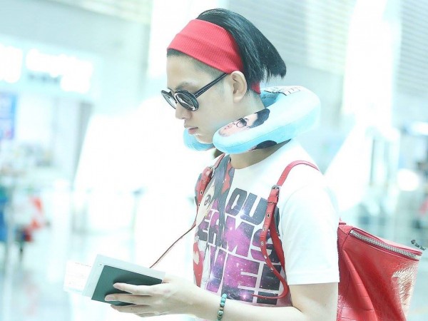 Choáng với thời trang sân bay “thích thì mặc” của Kim Hee Chul (Super Junior)