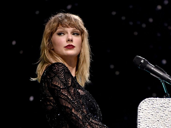 Phải chăng Taylor Swift đã nghe lời "cầu cứu", sẵn sàng trở lại để xóa tan cơn bão "Despacito"?
