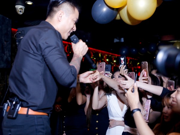 Khán giả Sài thành phấn khích, hòa giọng theo các ca khúc trong mini-show của Tuấn Hưng