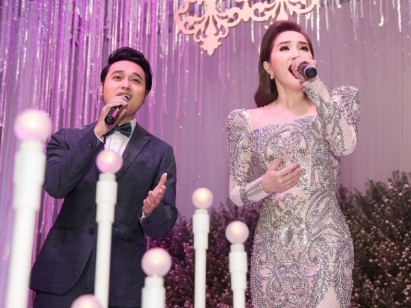 Quang Vinh - Bảo Thy bất ngờ song ca "Ngôi nhà hoa hồng" tại tiệc cưới anh trai Bảo Thy