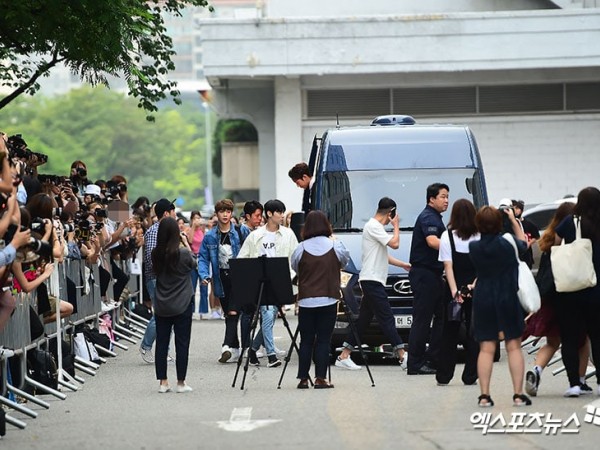 Fan (lại) xô đẩy, lấn rào khiến sự kiện chụp ảnh của Wanna One tại Music Bank phải hủy bỏ