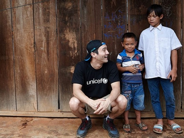 Choi Siwon cực thân thiện và đáng yêu trong chuyến hoạt động thiện nguyện tại Việt Nam