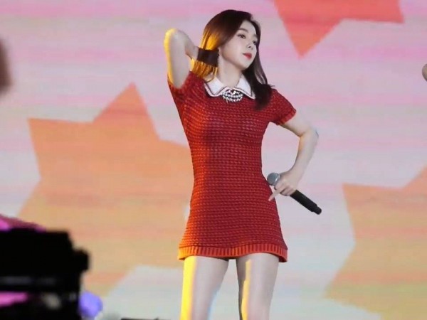 Nhiều tháng qua rồi, Irene (Red Velvet) vẫn bị fan hỏi thăm về sự cố váy siêu ngắn