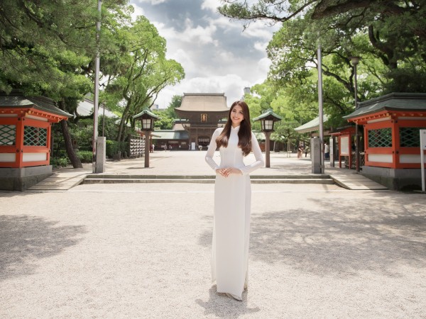 Hoa Hậu Phạm Hương thướt tha trong tà áo dài ghé thăm đền Hakozaki tại Nhật Bản