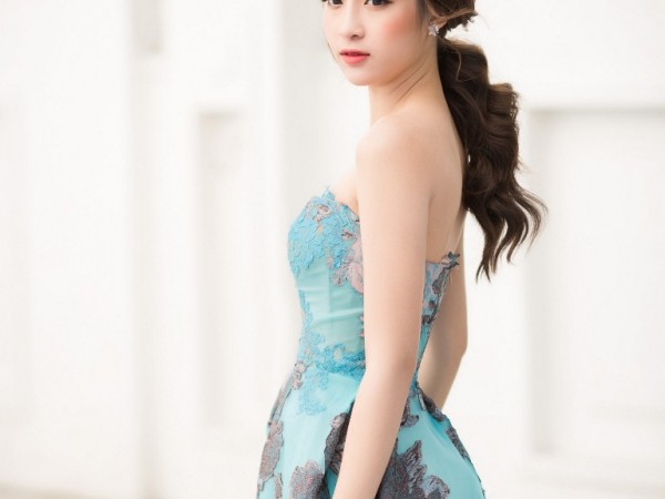 Ngắm vẻ đẹp tinh khôi của Hoa hậu Mỹ Linh trong chiếc đầm của NTK Hoàng Hải