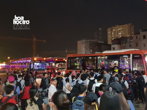 Bến xe nước Ngầm - Hà Hội: Sinh viên đợi 2 - 3 tiếng vẫn không thể lên xe về quê