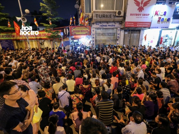 Hà Nội: Người dân Thủ đô ngồi kín đường làm lễ Vu lan chùa Phúc Khánh