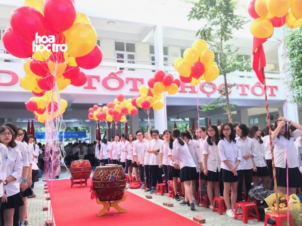 Hà Nội: Teen THPT Chuyên ngữ đón năm học mới với niềm vui nhân đôi