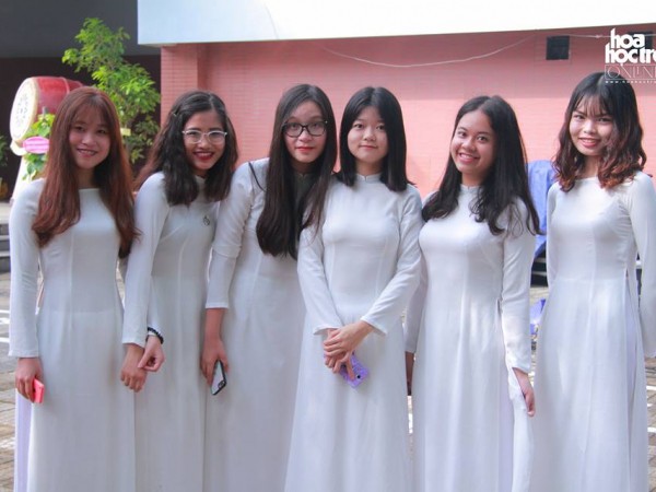 Hà Nội: Teen Ams diện áo dài thướt tha trong ngày tựu trường