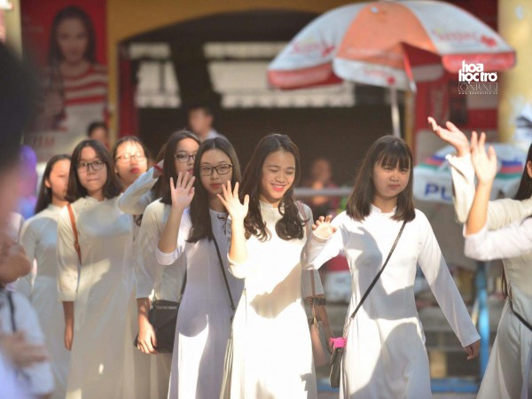 Hà Nội: Các bạn teen THPT Trần Phú và THPT Marie Curie rạng rỡ trong ngày khai trường