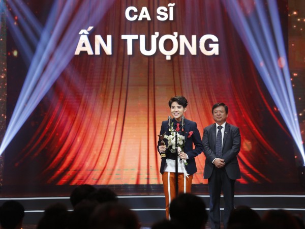 VTV Awards 2017: Vũ Cát Tường được vinh danh "Ca sĩ ấn tượng nhất năm" 