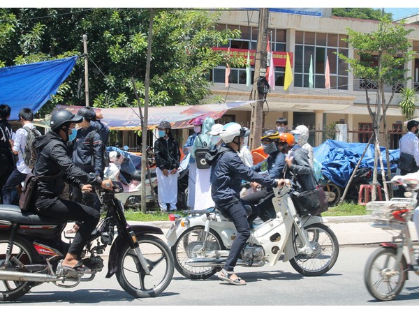 Quảng Ngãi: Học sinh đi xe máy phân khối lớn đến trường bất chấp lệnh cấm
