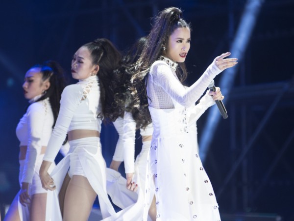 Đông Nhi biểu diễn đầy cuốn hút và tự tin trên sân khấu "Asia Song Festival 2017"