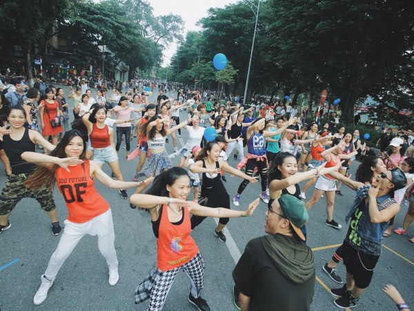 Người dân Hà Nội thích thú trước màn nhảy tập thể 150 người trên phố đi bộ 