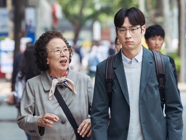 Ngoại già "cặp kè" trai trẻ Lee Jae Hoon để học ngoại ngữ trong "Tiếng Anh là Chuyện Nhỏ"