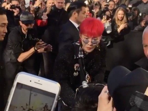 G-Dragon (BIGBANG) được chào đón bởi một vị khách bất ngờ ở show thời trang Chanel tại Paris