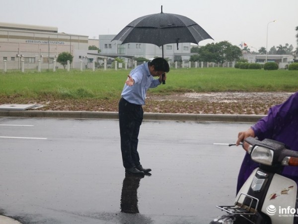 Cúi gập người trong mưa chào khách, chủ cây xăng Nhật khiến cư dân mạng Việt Nam cảm động