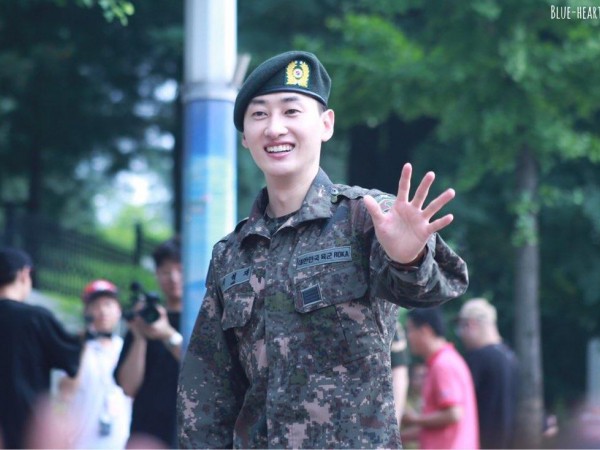 Eunhyuk (Super Junior) được bầu làm đội trưởng trong quân ngũ là nhờ có Taeyeon và Tiffany (SNSD) hỏi thăm