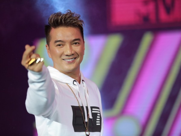 Đàm Vĩnh Hưng sẽ luôn mang theo bên mình lá cờ Việt Nam trên “Đường đến EMA London 2017”