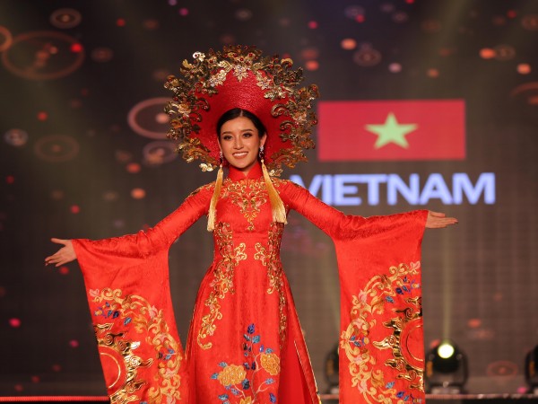 Huyền My tỏa sáng với trang phục dân tộc tại "Miss Grand International 2017"