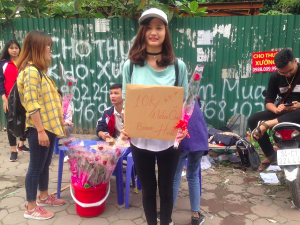 Sự thật về tiệm hoa sinh viên “10.000 một bông, tặng kèm cái ôm” gây xôn xao