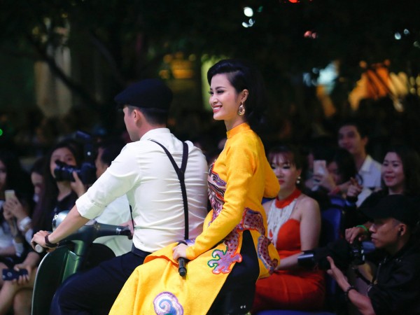 Đông Nhi cực đáng yêu trong tà áo dài, lần đầu trình diễn nhạc phim "Cô Ba Sài Gòn"