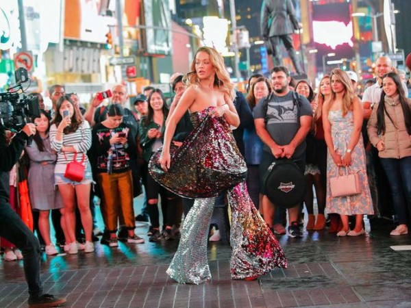 Theo chân Rita Ora “quẩy” hết mình ở New York trong MV mới “Anywhere” 