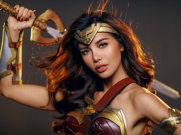 Halloween của sao: Minh Tú hóa thân thành Wonder Woman xinh đẹp không thua gì Gal Gadot
