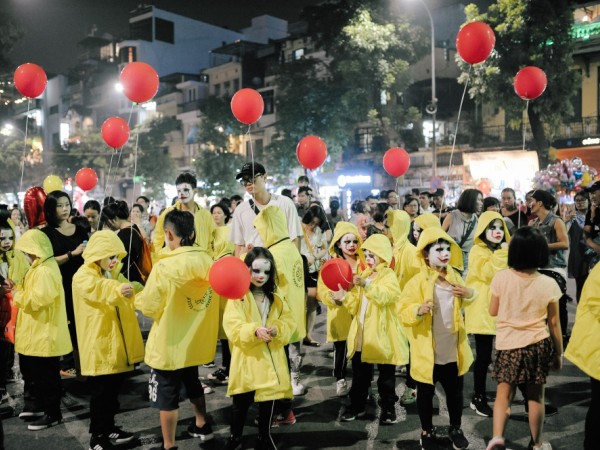 Hàng trăm bạn nhỏ hóa thành tên hề trong phim “IT” khuấy động mùa Halloween