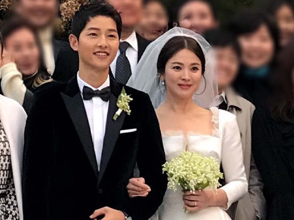 Những tiết lộ bất ngờ về lễ phục cưới và bó hoa cưới đơn giản của vợ chồng Song -Song