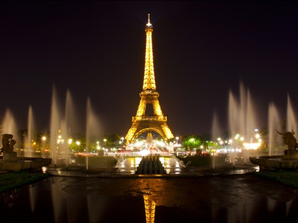 Có thể bạn sẽ sốc: Chụp hình tháp Eiffel tại Paris vào ban đêm là phạm pháp