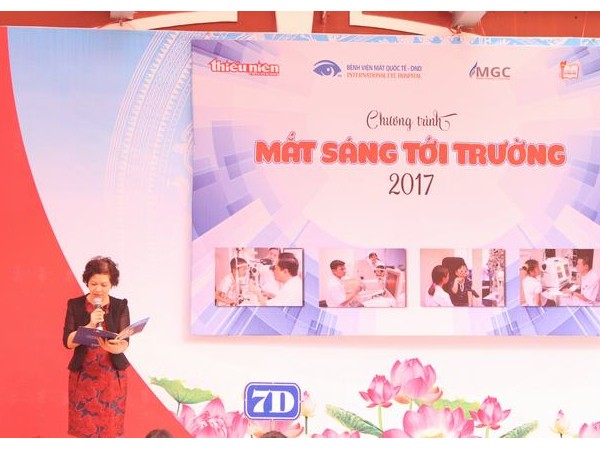 Hơn 1.000 học sinh trường THCS Lê Ngọc Hân được thăm khám mắt miễn phí