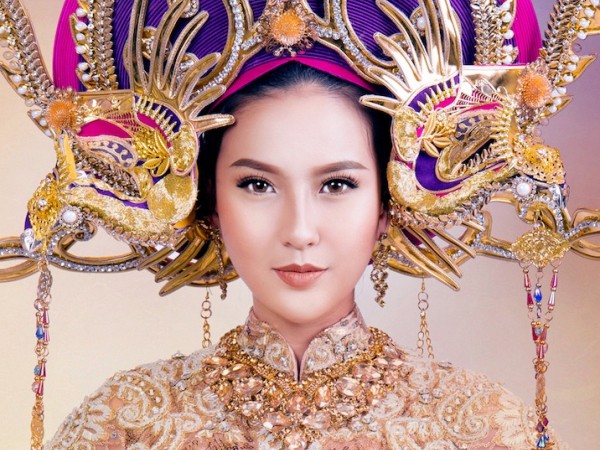 Trang phục dân tộc thi Miss Globe của Khánh Ngân lấy cảm hứng từ vẻ đẹp Nam Phương Hoàng hậu