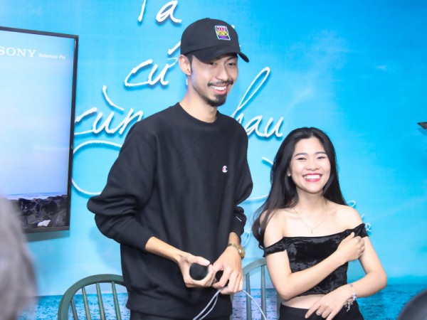 Ngất ngây với chuyện yêu xa của Đen và Linh Cáo trong MV "Ta cứ đi cùng nhau"