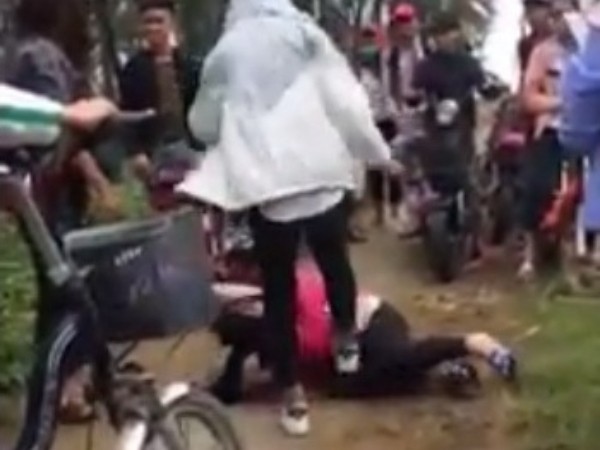 Xôn xao clip nữ sinh bị bạn đánh liên tiếp vào mặt tại Nghệ An