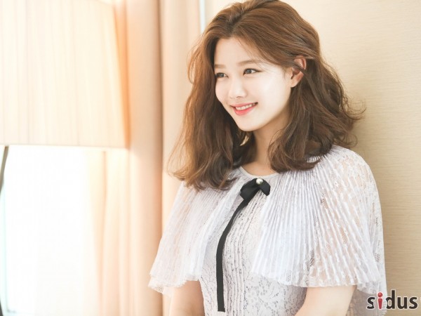 Không biết nên buồn hay vui khi Kim Yoo Jung tạm hoãn vào đại học để tập trung đóng phim