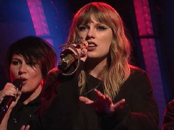 “Xà Nữ Vương” Taylor Swift mang “rắn” lên sân khấu “Saturday Night Live”