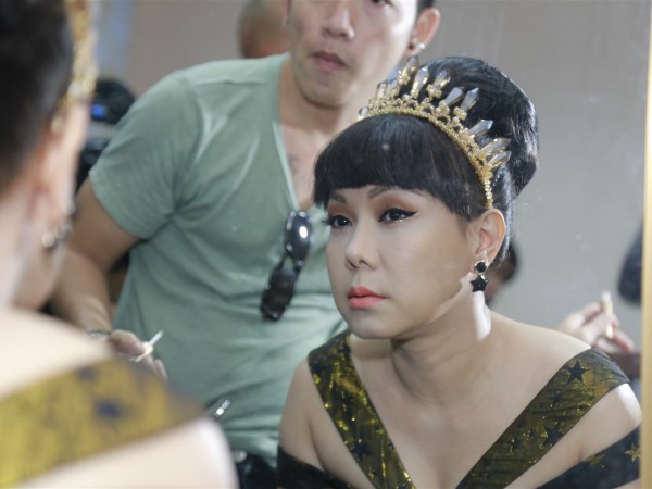 Ngắm biểu cảm siêu đáng yêu của danh hài Việt Hương trong hậu trường "Thử tài siêu nhí"