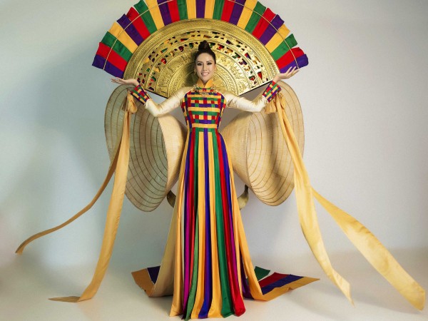 Trống đồng, nón lá xuất hiện hoành tráng trong trang phục dân tộc của Nguyễn Thị Loan