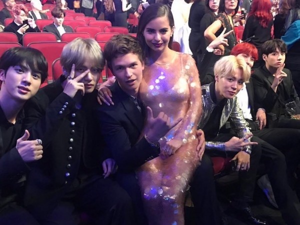 BTS hội ngộ “Baby Driver” Ansel Elgort trên thảm đỏ "AMAs 2017", xác nhận tình bạn xuyên biên giới