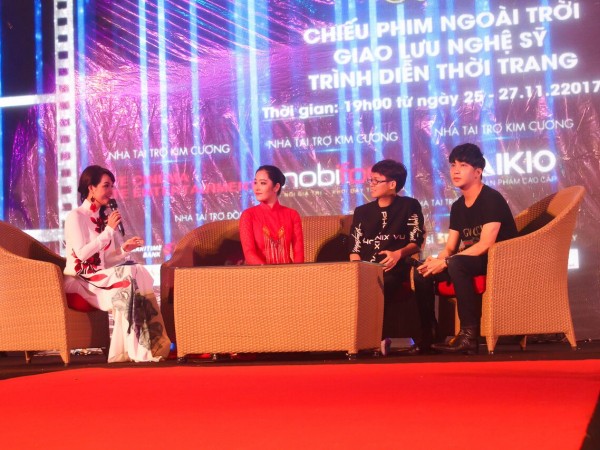 Khán giả Đà Nẵng đội mưa, nhiệt tình ủng hộ buổi chiếu phim ngoài trời