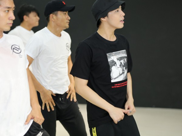  Dù miễn phí nhưng sân khấu liveshow của Noo Phước Thịnh lại "khủng" đến thế này!