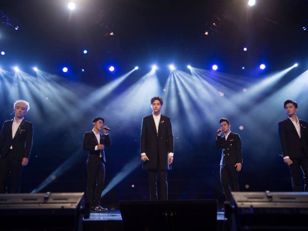 Nhóm nhạc Việt Nam biểu diễn kết màn tại "Giải thưởng Truyền hình châu Á 2017" ở Singapore