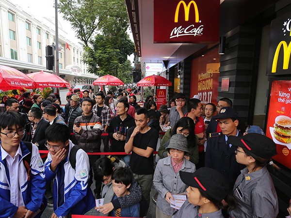 Giới trẻ Hà Nội háo hức xếp hàng mua đồ ăn nhanh ở cửa hàng McDonald's đầu tiên tại Thủ đô
