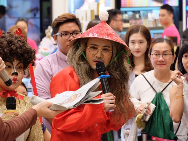 Diện đồ bà ba, đội nón lá, Huỳnh Lập hóa Ông già Noel đậm chất Việt Nam