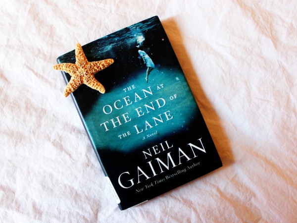 “Đại dương cuối đường làng”: Thế giới nơi không ai thực sự là người lớn của Neil Gaiman