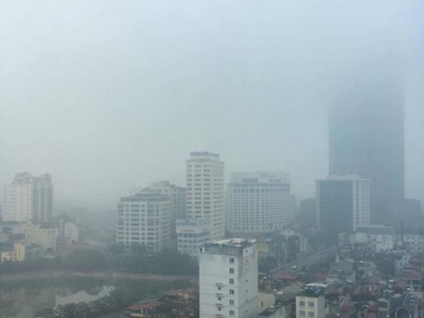 Sương mù bao phủ Hà Nội, "nuốt chửng" 2 tòa nhà cao nhất Việt Nam