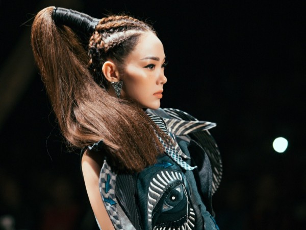 Minh Hằng cuốn hút với thần thái "sắc lạnh", sải bước trên sàn catwalk của ELLE Fashion Show 2017