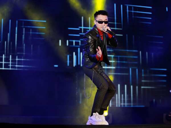 Sơn Tùng M-TP diện mắt kính "độc" lên sân khấu, "quẩy" hết mình cùng hàng ngàn khán giả Sài Gòn