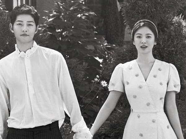 Hài hước chuyện vợ chồng Song Joong Ki - Song Hye Kyo "ngơ ngác" trong concert của IU